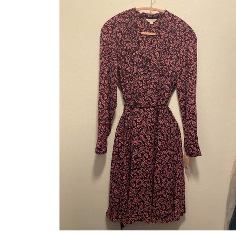 The perfect navy dress with a twist!